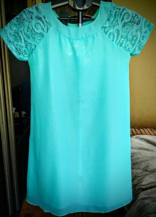 Свободное бирюзовое шифоновое платье с кружевными рукавами