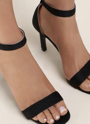 Босоножки на высоком каблуке