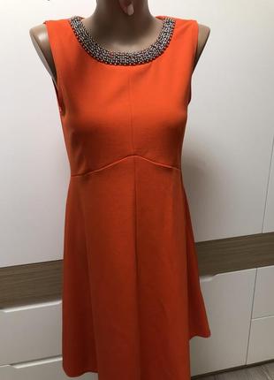 Яркое нарядное платье с красивым воротником ожерелье морковного цвета алого1 фото