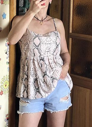 Майка-топ з оборкою баскою оверсайз зміїний пітон принт new look