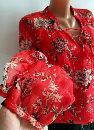 Красная блузка в цветы с рюшами тонкая блуза river island шифоновая4 фото