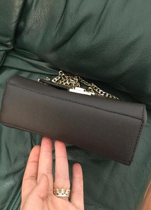 Роскошная фирменная базовая маленькая сумочка на золотой цепочке крос боди cortefiel3 фото