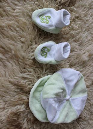 Шапочка и пинетки.