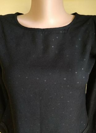 Оригинальная блузка чёрного цвета с блестящими звёздочками,состояние идеальное.2 фото