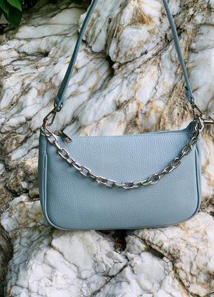 Блакитна шкіряна жіноча сумочка з ланцюжком3 фото