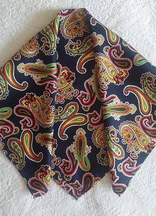 Шийний шовковий хустку від бренду striessnig wien.