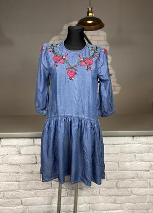 Джинсовое платье с вышитыми цветами джинсове плаття з вишитими квітами