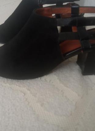 Красивые и стильные босоножки