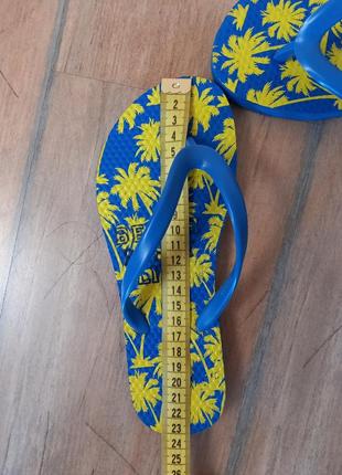 Модные шлепанцы benetton