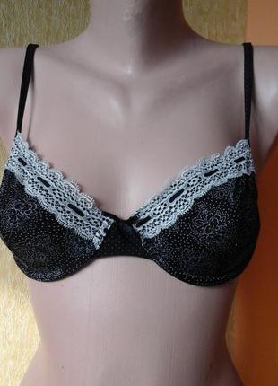 Черный бюстгальтер фирмы lingerie