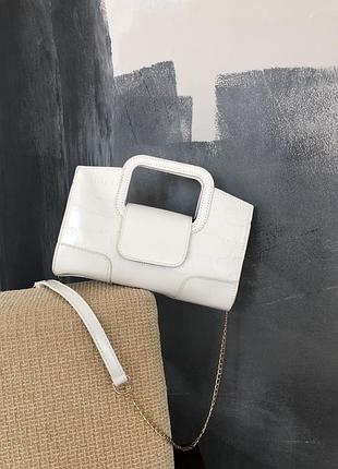 Сумочка в белом цвете