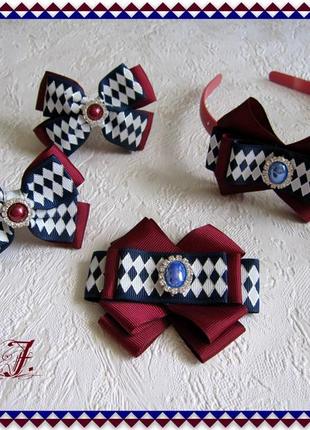 Школьные украшения бордово-бело-темно-синие: пара бантиков на резинках, обруч-ободок, брошь-жабо. банты на первое сентября
