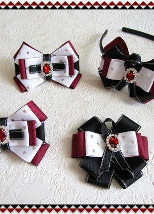 Школьные украшения бордово-бело-черные: пара бантиков на резинках, обруч-ободок и брошь-жабо. банты на первое сентября