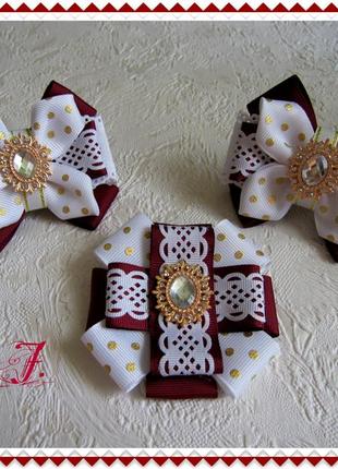 Набір бордово-білих шкільних прикрас: пара бантиків на резинках і брошка-жабо. банти на перше вересня під форму