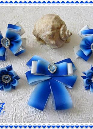 Школьные украшения бело-голубые: две пары бантиков на резинках и брошь-жабо. банты на первое сентября под форму