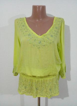 Гарна блуза з декором