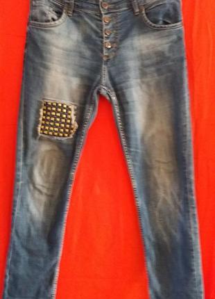 Трендові темно-сині джинси розмір 29 із застібкою на гудзики.