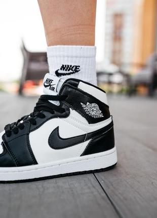 Jordan 1 retro black\white високі чорно білі кросівки найк унісекс чорно білі високі жіночі кросівки тренд4 фото