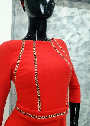 Червона сукня з ланцюгом всередині 7