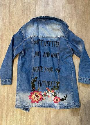 Джинсовая куртка с вышивкой аппликацией
