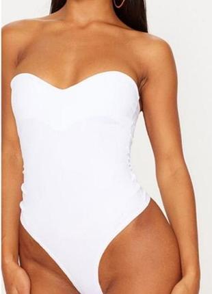 Белый боди от prettylittlething