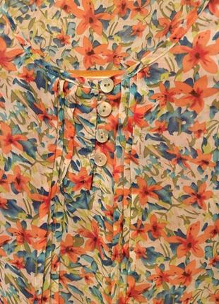 Очень красивая и стильная брендовая блузка в цветочках.1 фото