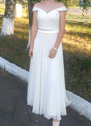 Біла сукня