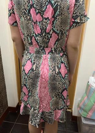 Платье короткое розовое платье сарафан до колена питоновое платье змеиный принт8 фото
