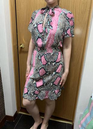 Платье короткое розовое платье сарафан до колена питоновое платье змеиный принт4 фото