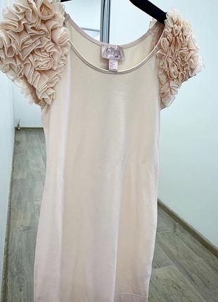 Платье с объемными плечами