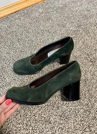 Итальянские зелёные замшевые туфли с квадратным каблуком и носком 💚1 фото