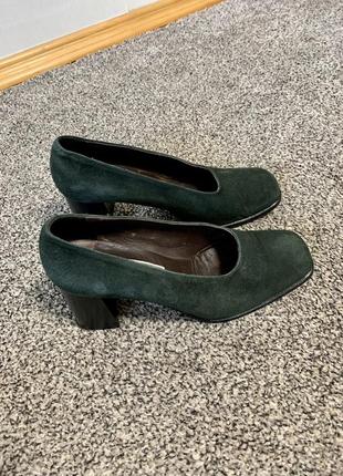 Итальянские зелёные замшевые туфли с квадратным каблуком и носком 💚2 фото