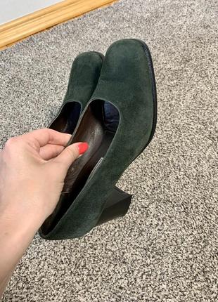 Итальянские зелёные замшевые туфли с квадратным каблуком и носком 💚5 фото