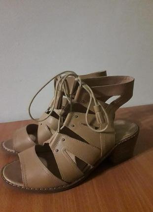 Кожаные туфли на завязках босоножки m&s indigo collection insolia flex3 фото