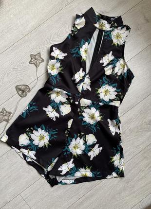Черный комбинезон с вырезом в цветочный принт