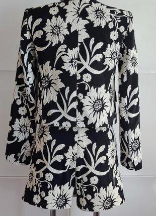 Костюм zara жакет і спідниця-шорти з принтом білих квітів3 фото