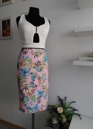 Очень красивая фактурная  юбка-карандаш с  актуальным цветочным принтом3 фото