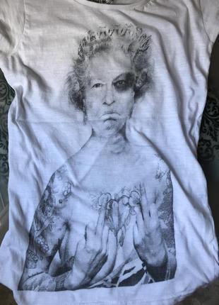 Хлопковая футболочка с дерзким принтом.