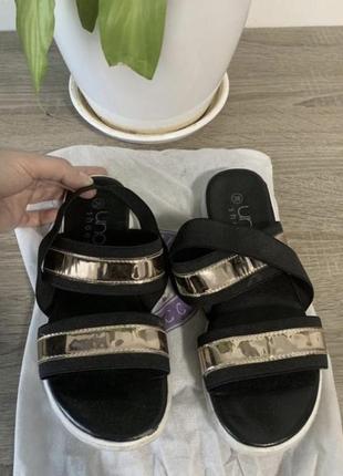 Сандалі шльопанці