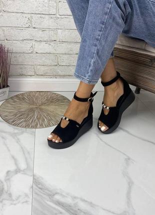 Босоніжки на танкетці натуральна замша