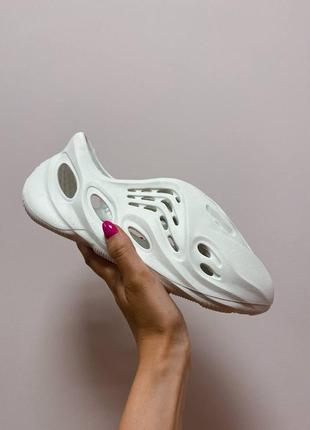 Літні жіночі білі сандалі адідас adidas yeezy foam rnnr white8 фото