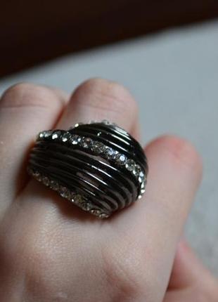 Крупное стильное кольцо металл стразы.