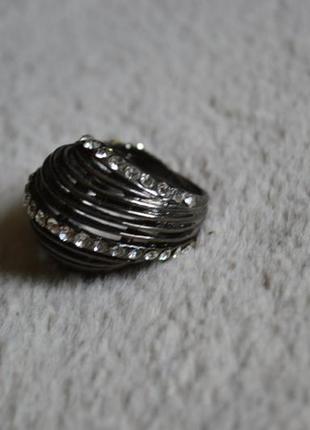 Крупное стильное кольцо металл стразы.3 фото