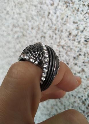 Крупное стильное кольцо металл стразы.6 фото