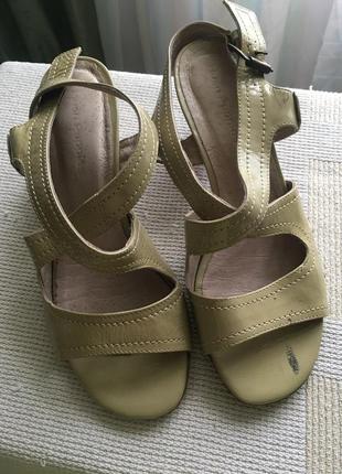 Зручні босоніжки