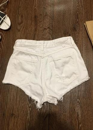 Короткие белые джинсовые шорты с рваностями h&m4 фото