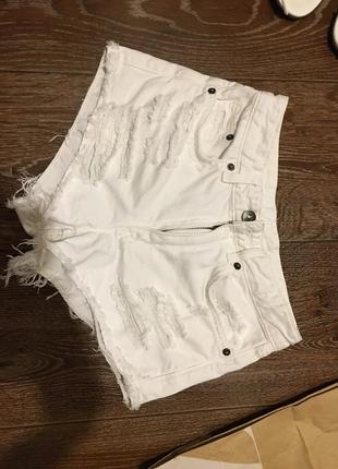 Короткие белые джинсовые шорты с рваностями h&m2 фото