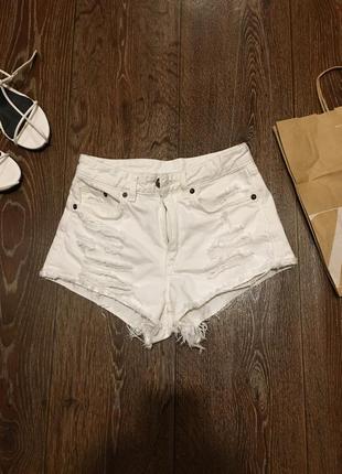 Короткие белые джинсовые шорты с рваностями h&m6 фото