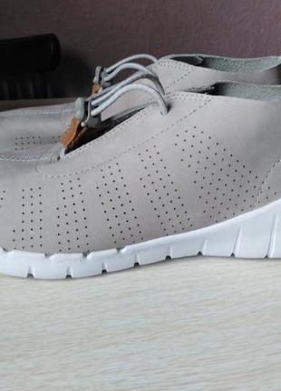 Жіночому кросівки clarks