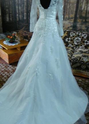 Свадебное платье с  рукавчиком и шлейфом.